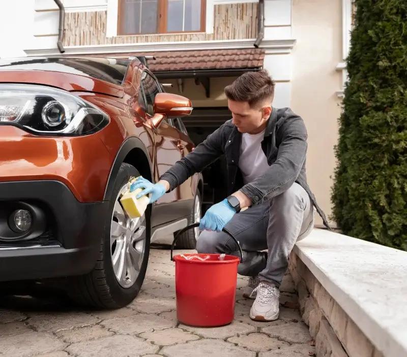 Lavage auto à domicile Rochefort-Montagne : professionnel intervenant sur un véhicule